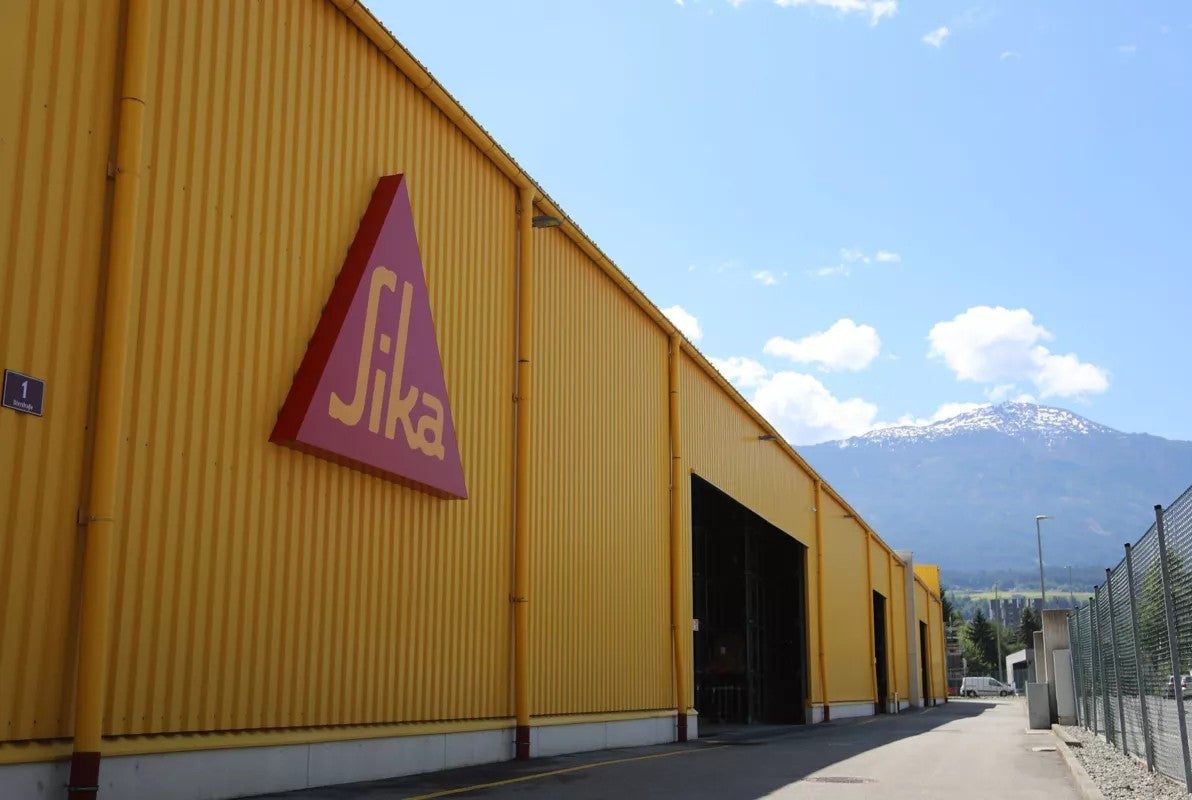 Sika Lagerhalle mit Bergkulisse