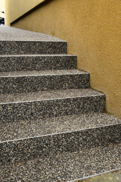 Steinteppich Komplett Set verlegt als Stiege mit Randleisten im Außenbereich - Bauchemie.at Onlineshop