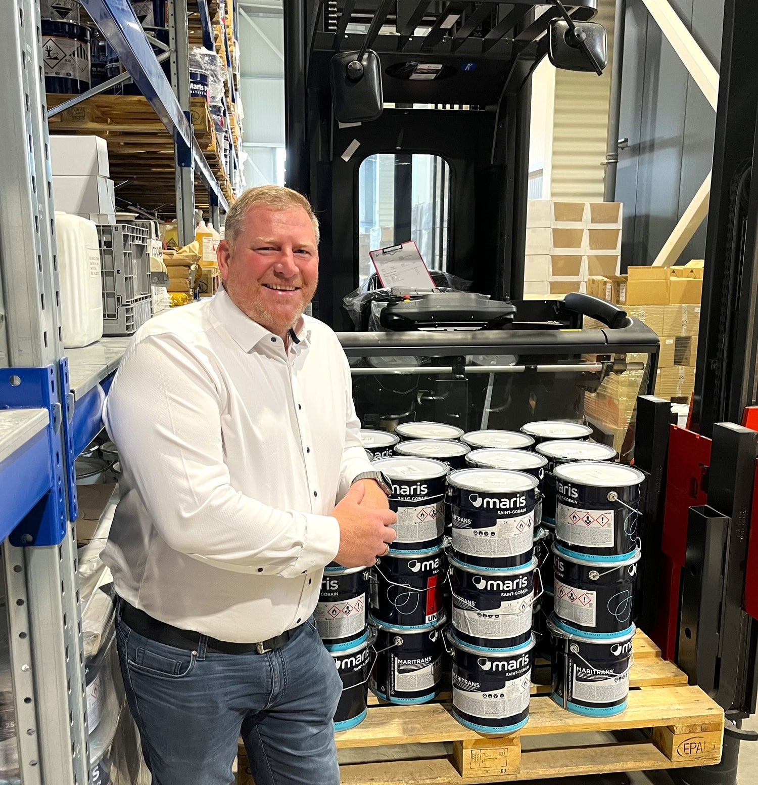 Bauchemie.at Experte Klaus Neulinger der im Lager vor Maris Saint Gobain Produkten steht