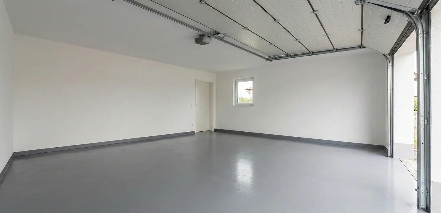 Bodenbeschichtung-Komplettset - Grundierung & Verlaufsbeschichtung verlegt in einer Garage - Flüssigkeitsdicht und Pflegeleicht | Bauchemie.at