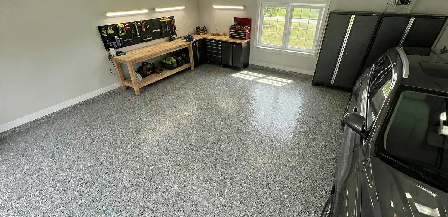 Bodenbeschichtung-Komplettset - Grundierung & Verlaufsbeschichtung verlegt in einer Garage mit Farbchips | Bauchemie.at