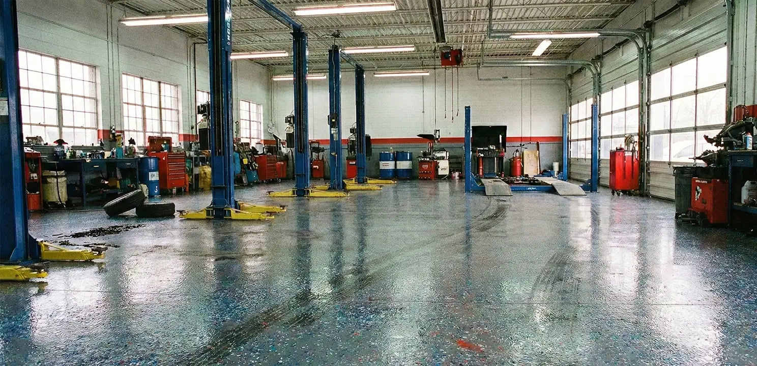 Bodenbeschichtung-Komplettset - Grundierung & Verlaufsbeschichtung verlegt in einer Werkstatt | Bauchemie.at