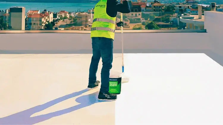 Maris Saint Gobain Marke - Bauchemie.at Onlineshop - Mann trägt Maris Produkt auf Dach auf