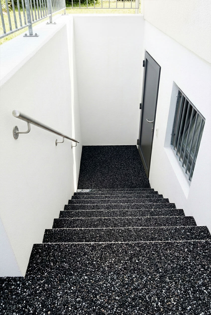 Steinteppich-Komplettset für den Außenbereich - Verlegt beim Kellerabgang in der Farbe Grigio Carnico