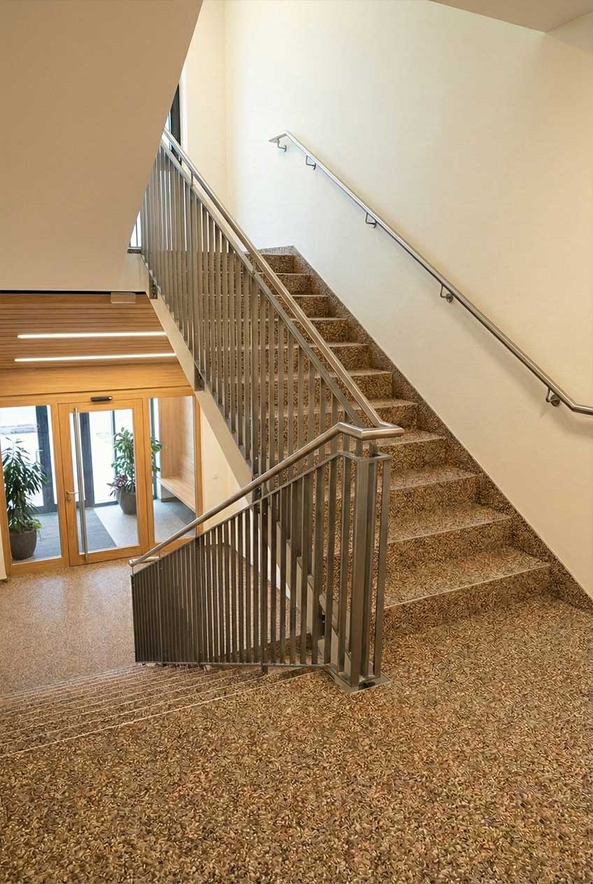 Steinteppich-Komplettset für den Innenbereich verlegt in einem Stiegenhaus